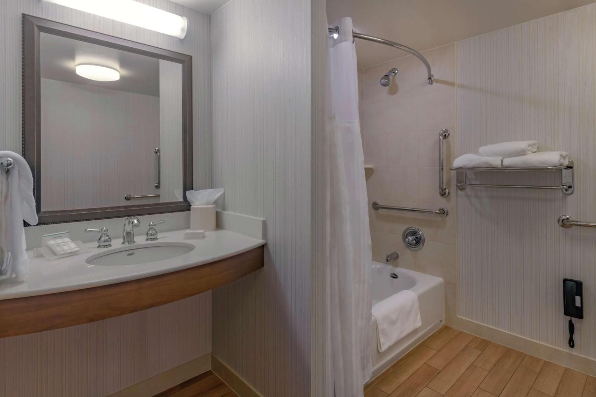 Hilton Garden Inn Devens Common Экстерьер фото